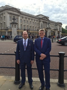 Immagine 1: Alex e Dixon vestiti di tutto punto a Buckingham Palace